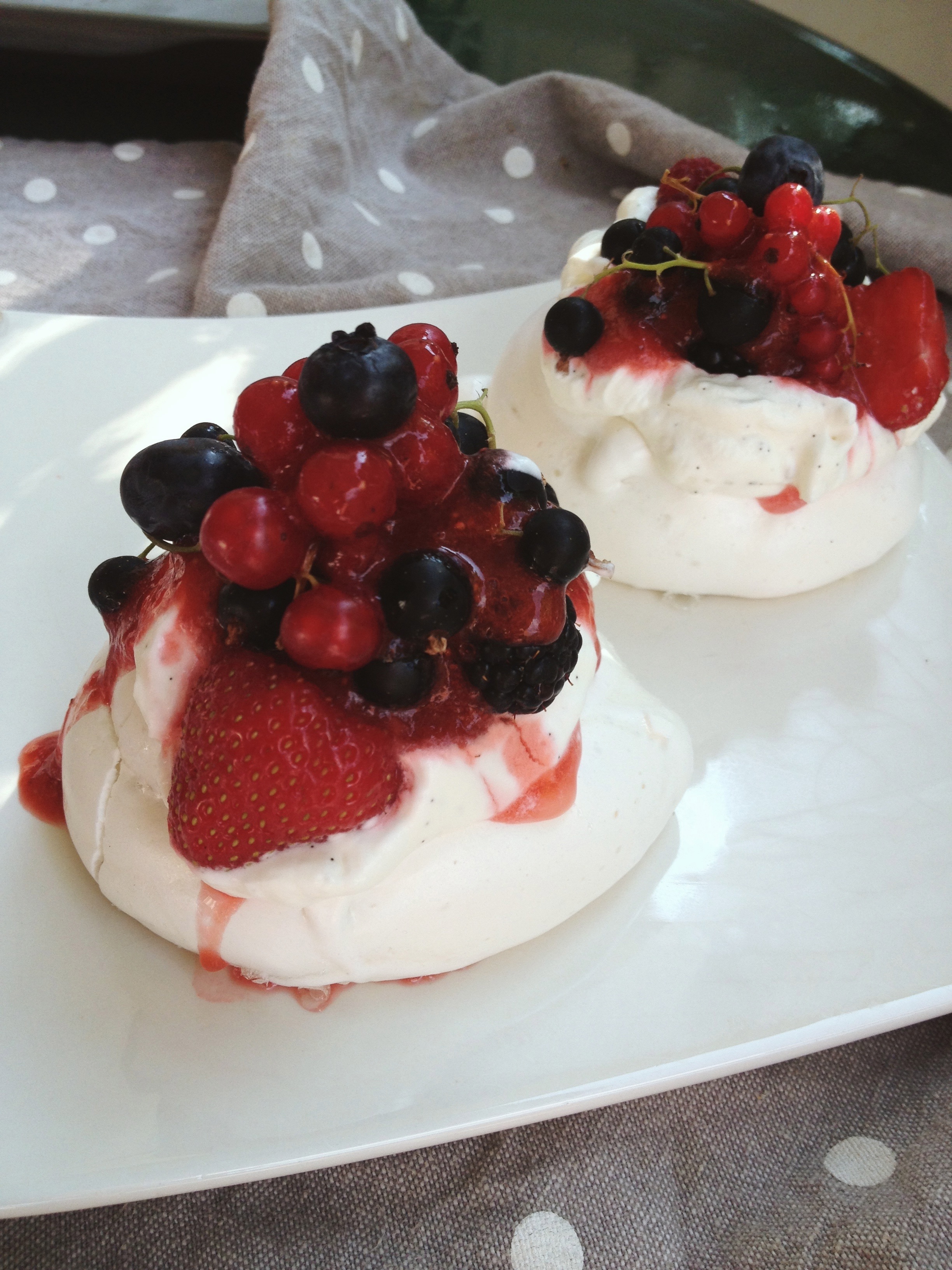 Minis pavlovas aux fruits rouges