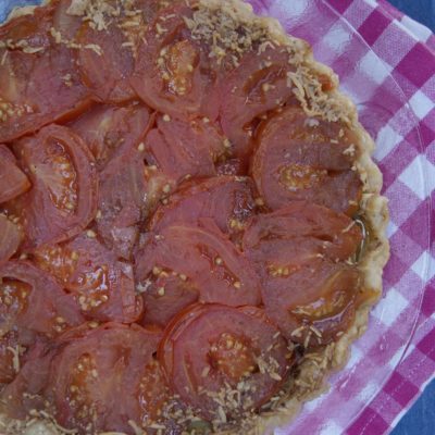Tatin de tomates, courgettes, bacon et gruyère râpé