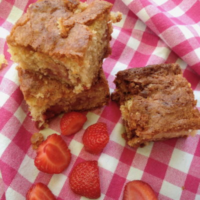 Le blondie aux fraises, chocolat blanc et noix de pécan