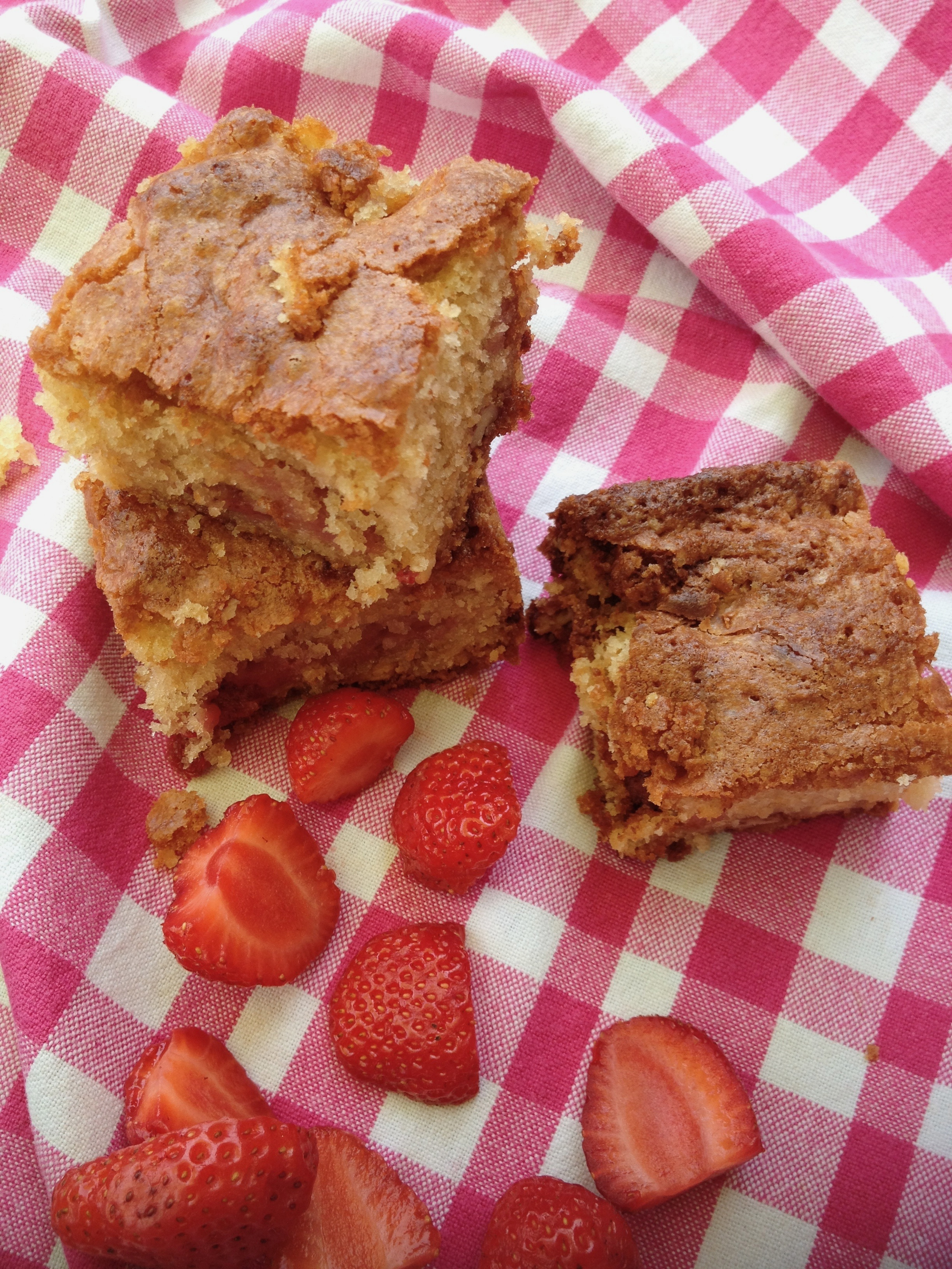 Le blondie aux fraises, chocolat blanc et noix de pécan