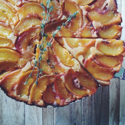 Gâteau renversé aux pêches et au thym