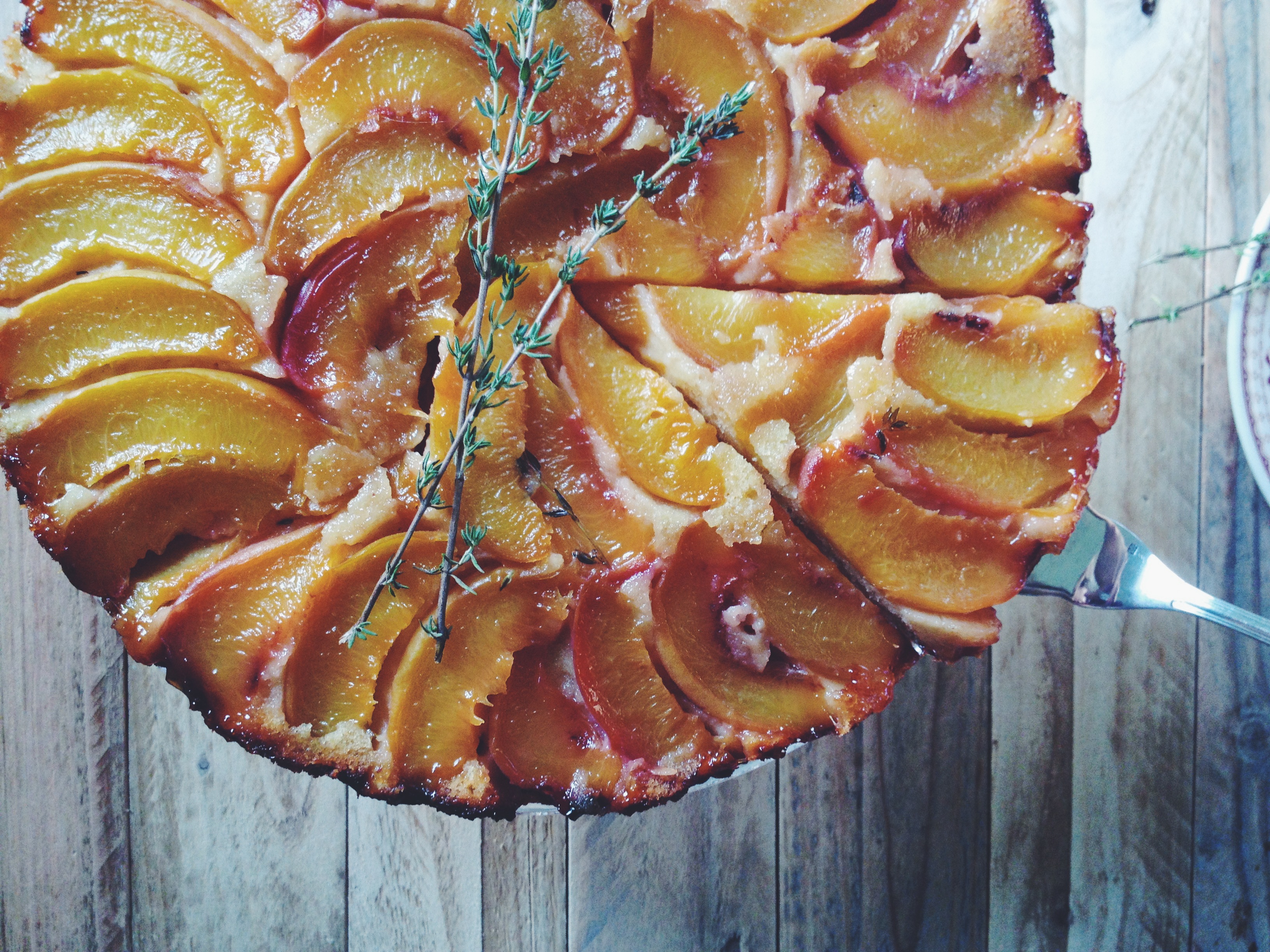 Gâteau renversé aux pêches et au thym