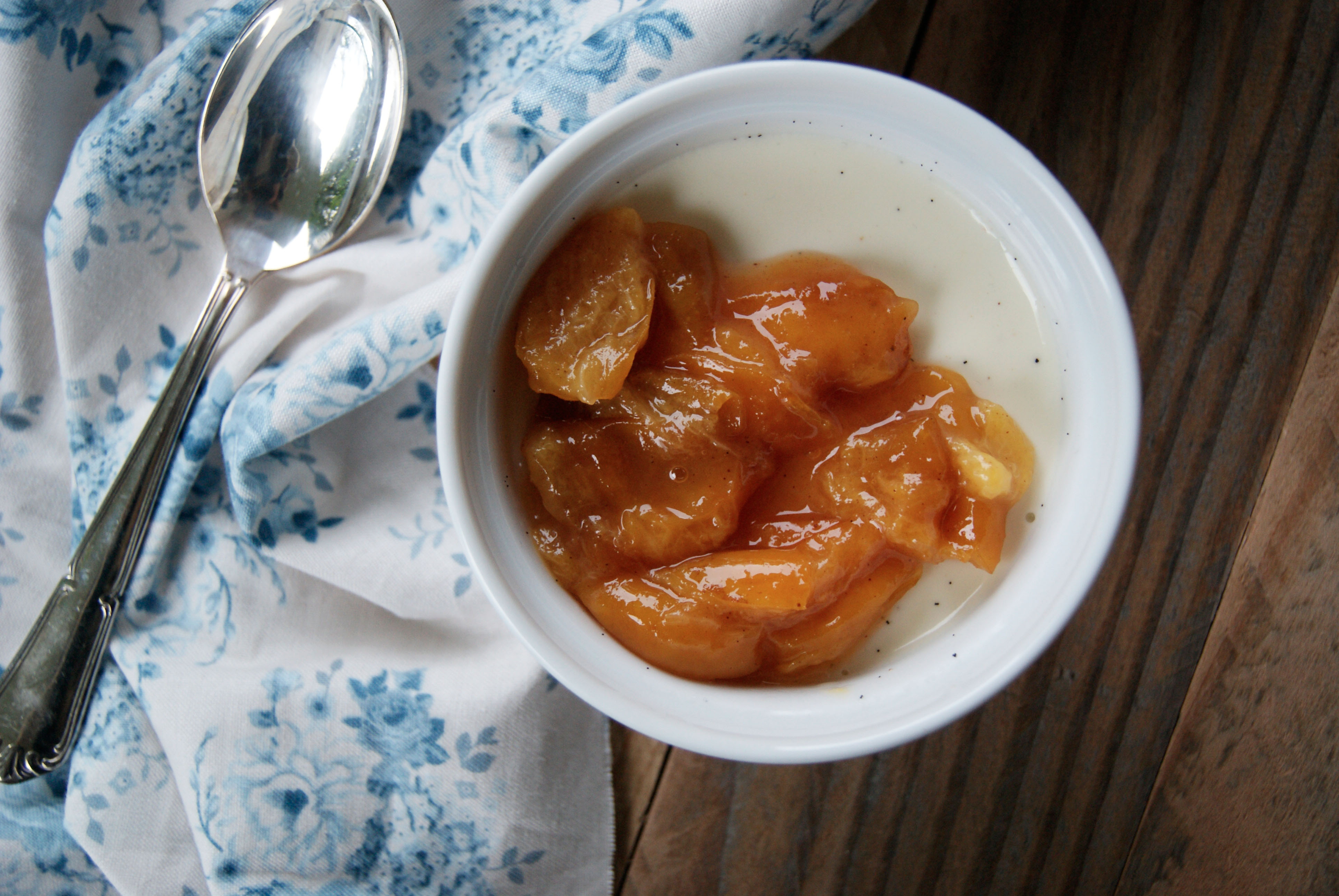 Pana cotta & compotée de mirabelles