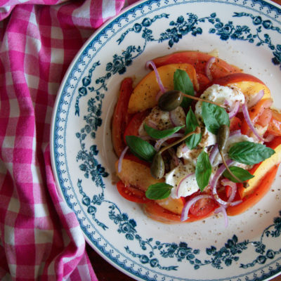 Salade de tomates, nectarines et mozzarella