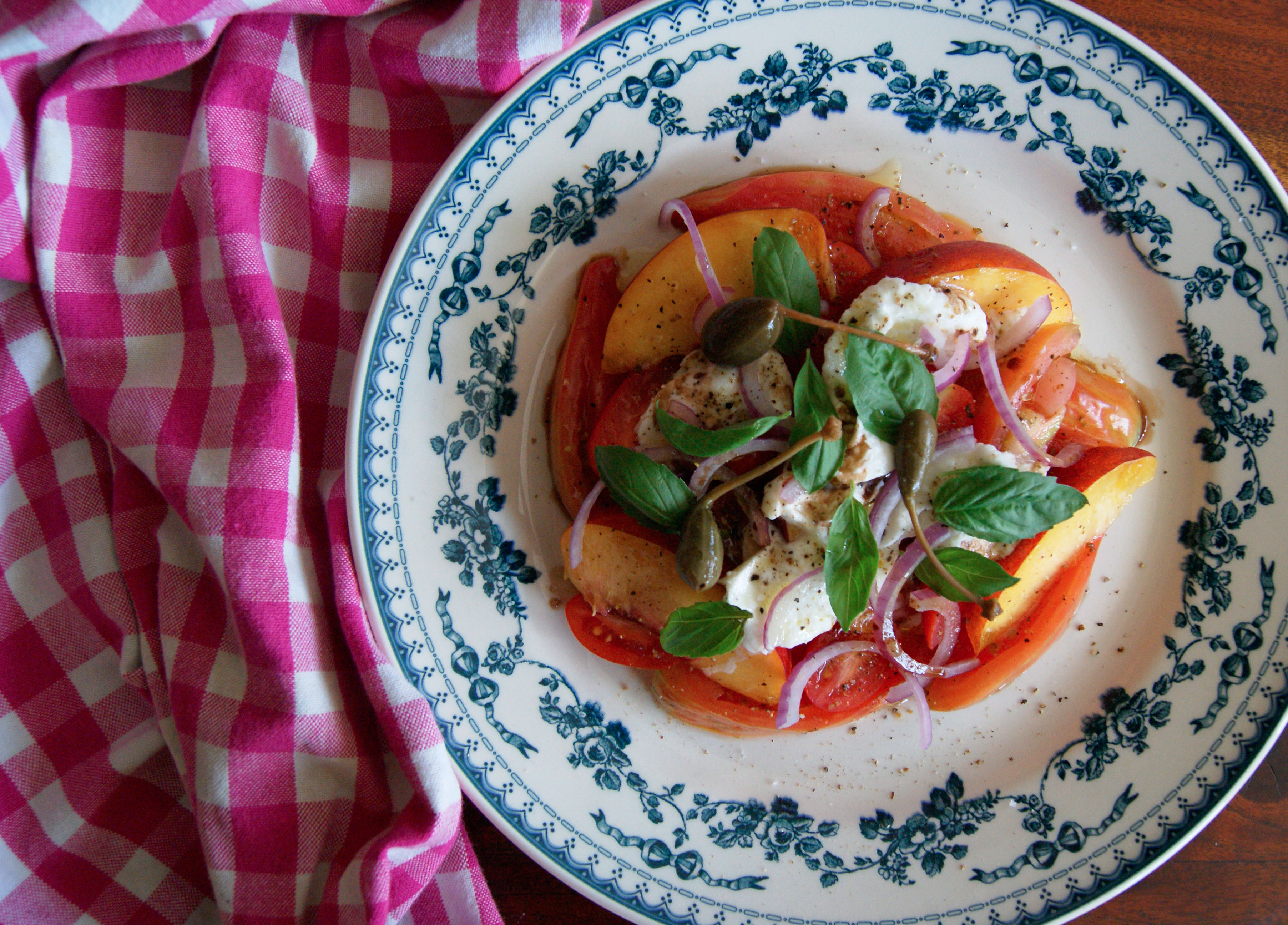 Salade de tomates, nectarines et mozzarella