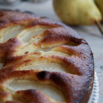 Gâteau moelleux aux amandes, poires et fève tonka