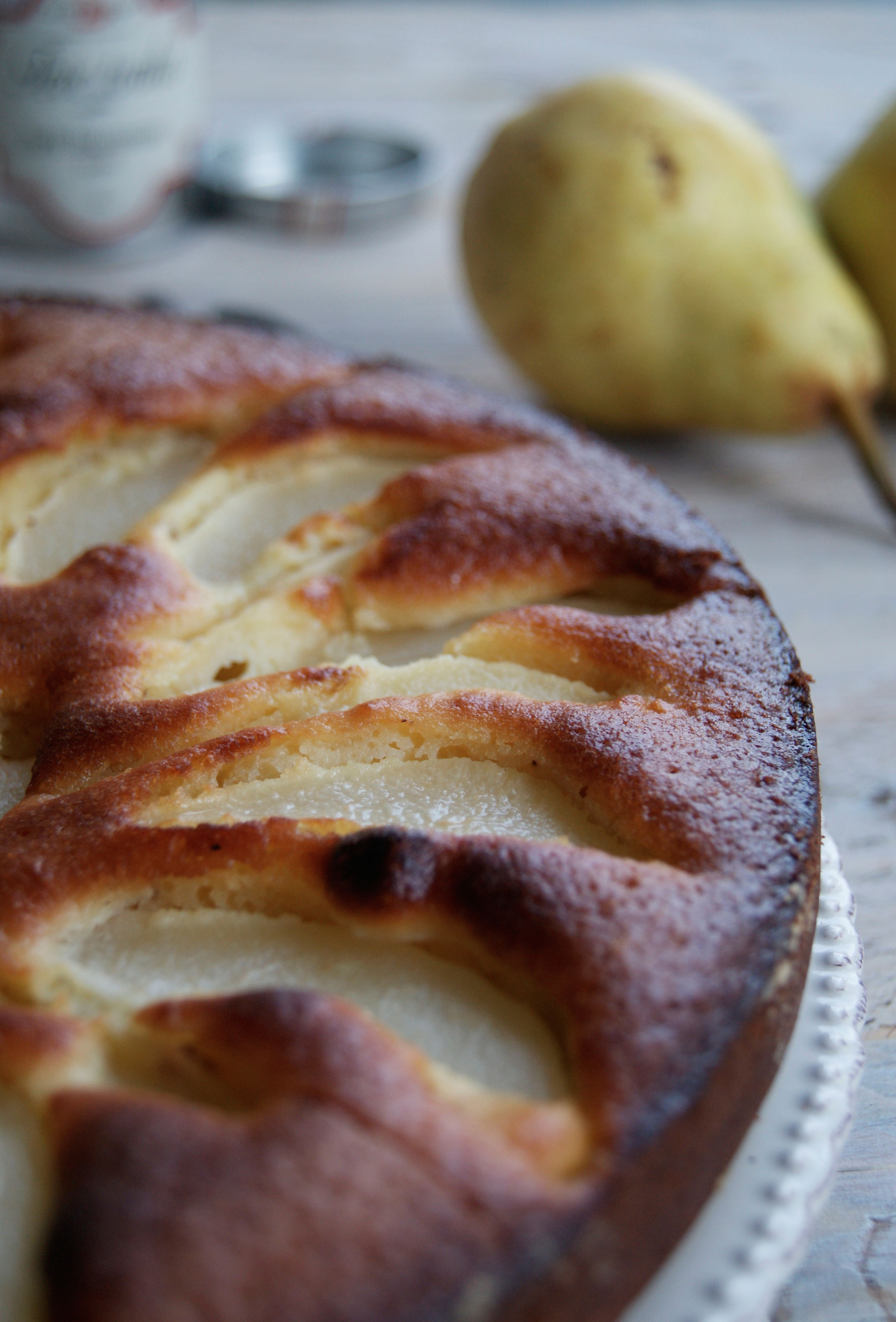 Gâteau moelleux aux amandes, poires et fève tonka