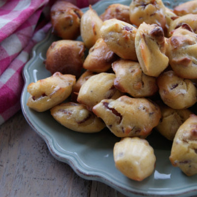 Mini madeleines au magret fumé, miel & noix