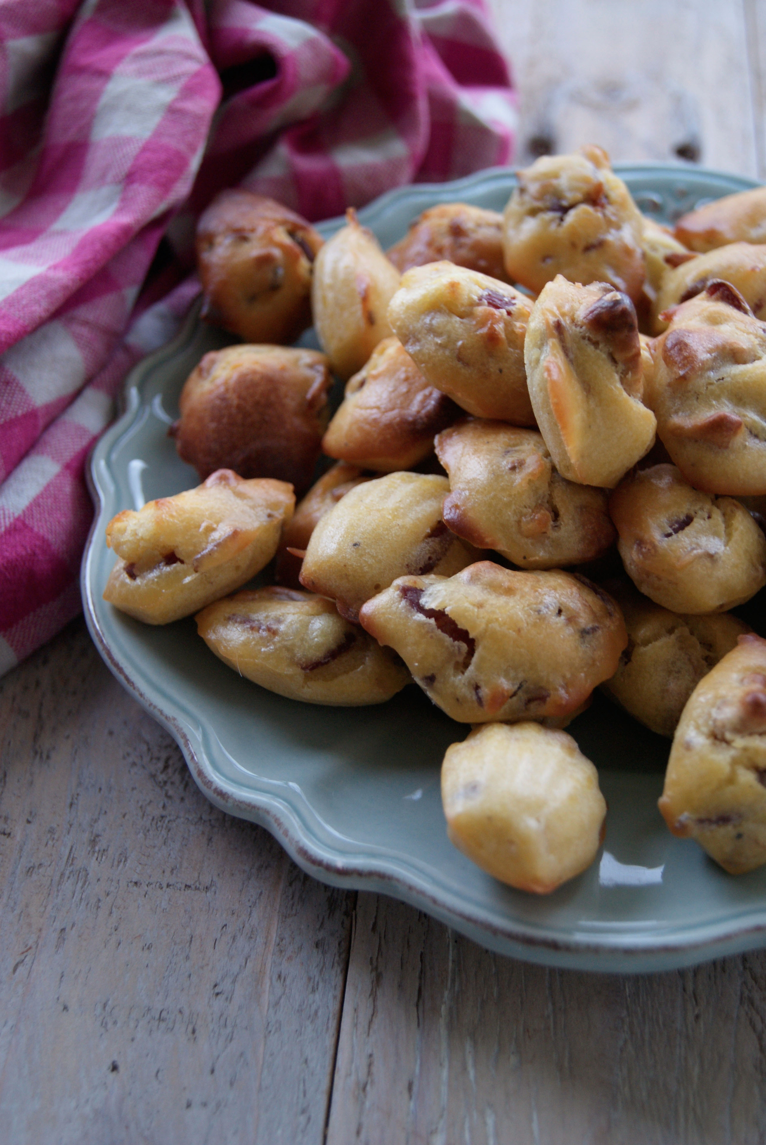 Mini madeleines au magret fumé, miel & noix