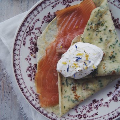 Crêpes aux herbes, saumon fumé et crème citronnée