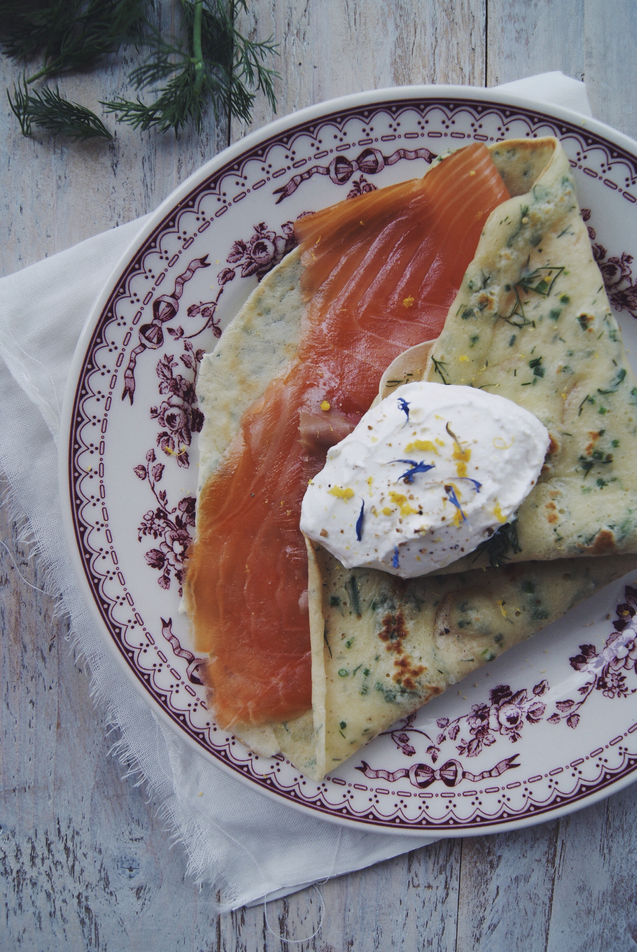 Crêpes aux herbes, saumon fumé et crème citronnée