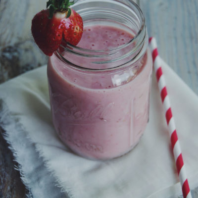 Smoothie bananes, fraises et basilic