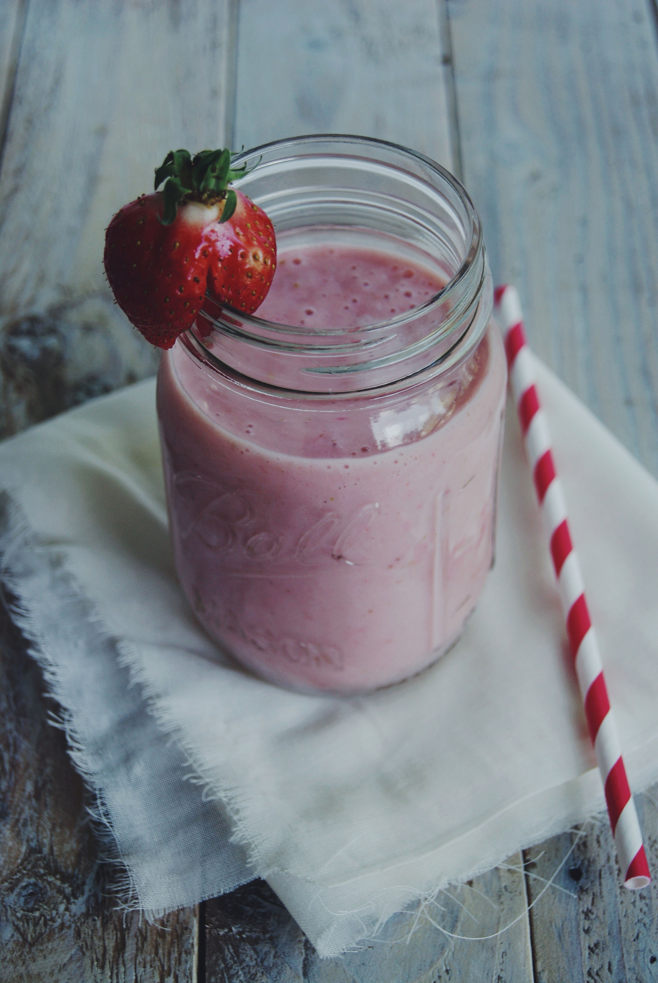 Smoothie bananes, fraises et basilic