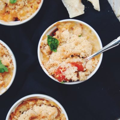 Crumble aux tomates coeur de boeuf, basilic et parmesan