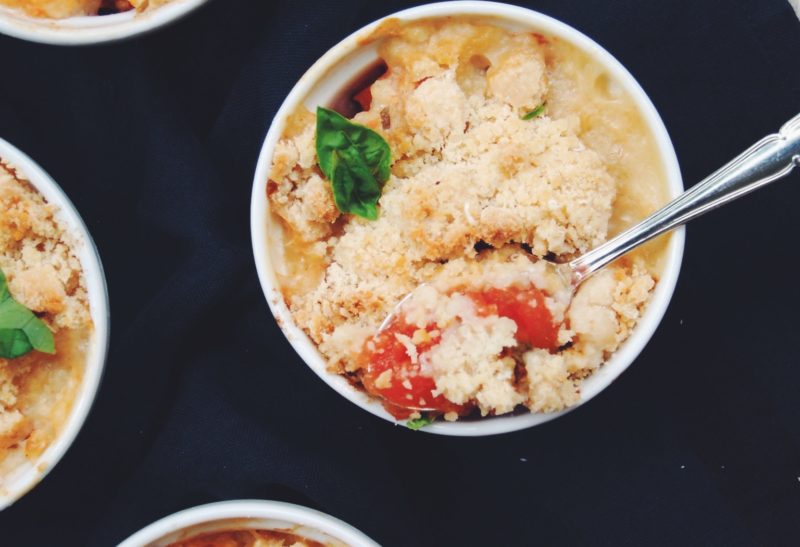 Crumble aux tomates coeur de boeuf, basilic et parmesan