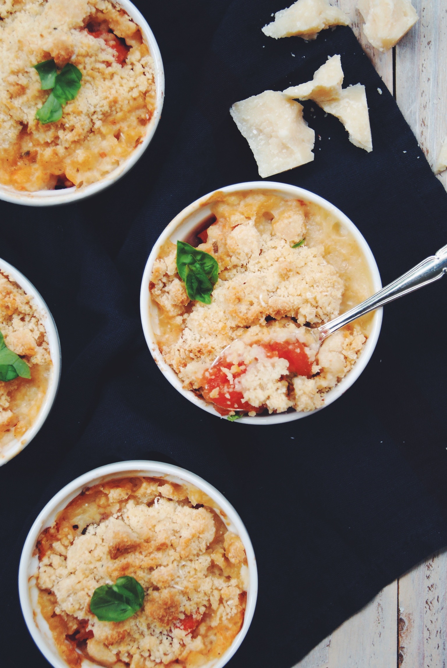 Crumble aux tomates coeur de boeuf, basilic et parmesan