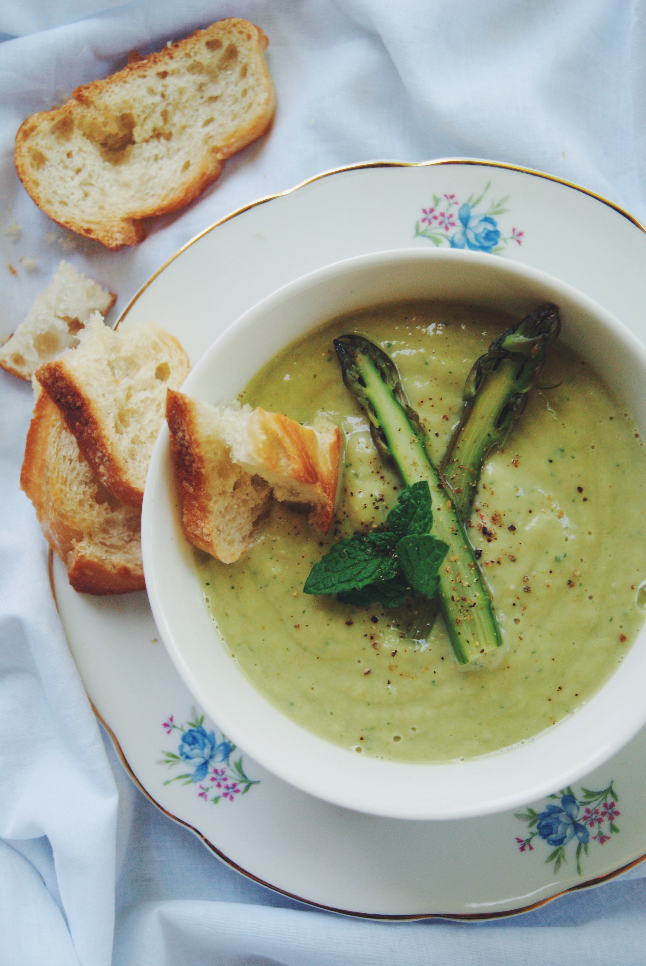 Velouté d’asperges, ricotta et menthe