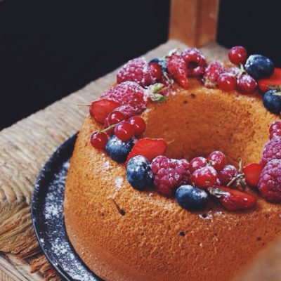 Chiffon cake et fruits rouges