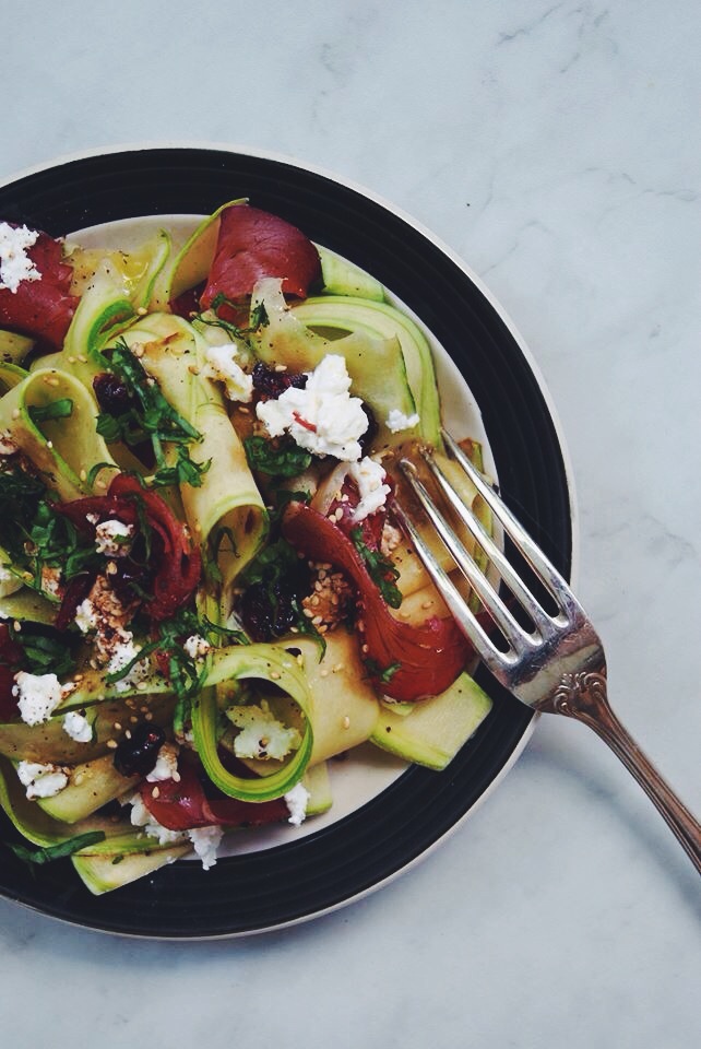 Salade de courgettes, chèvre, bresaola et cranberries