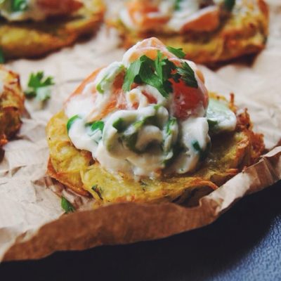 Criques de pommes de terre, légumes verts et saumon