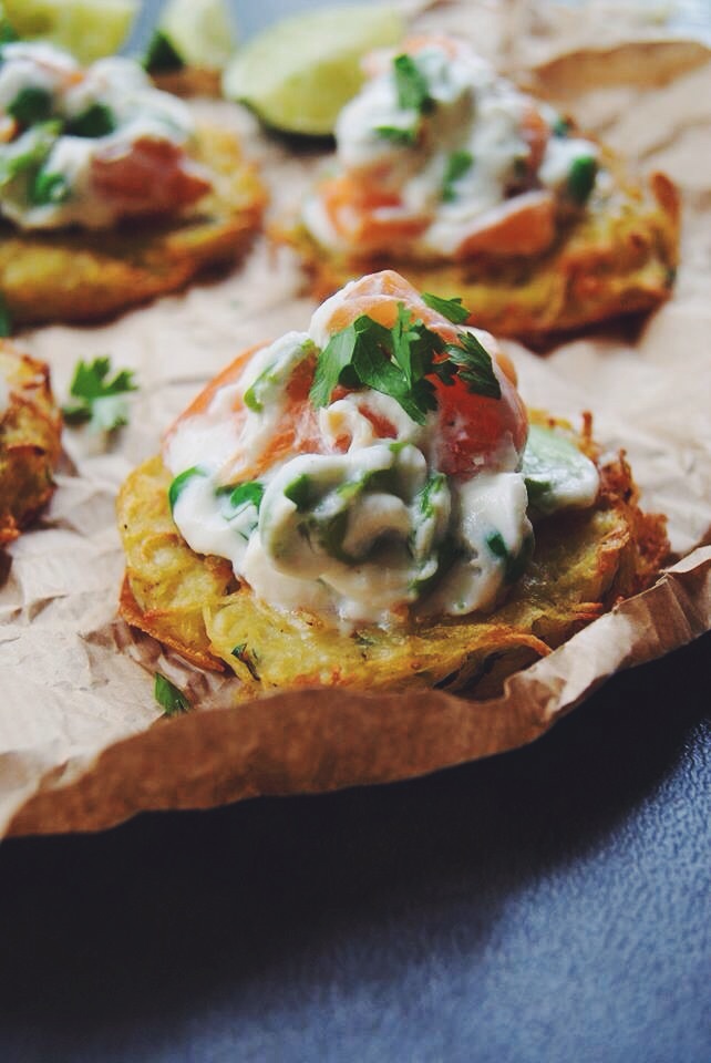 Criques de pommes de terre, légumes verts et saumon