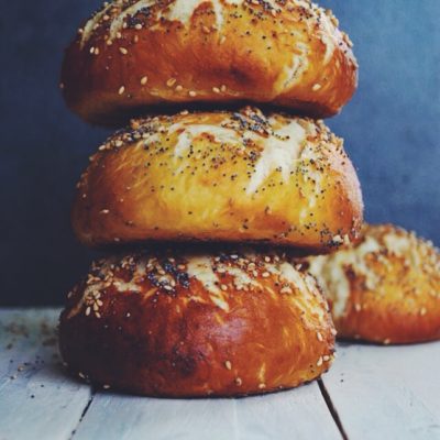 Bagel chèvre, figues, miel et roquette