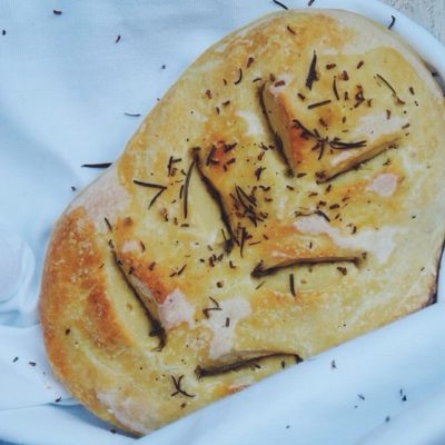 Fougasse au thym et au romarin