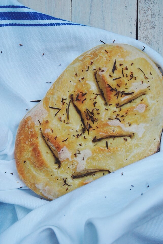 Fougasse au thym et au romarin