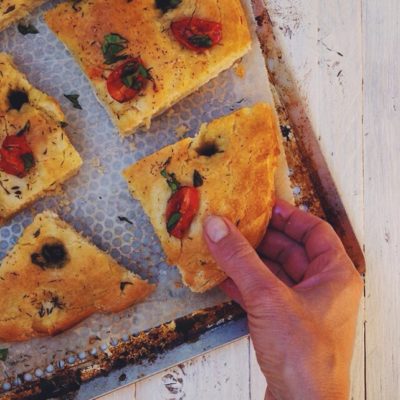 Focaccia aux tomates cerises et basilic