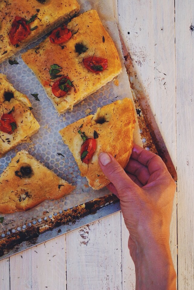 Focaccia aux tomates cerises et basilic