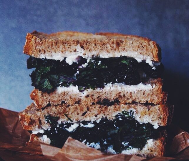 Sandwich au chèvre, kale et cerises séchées