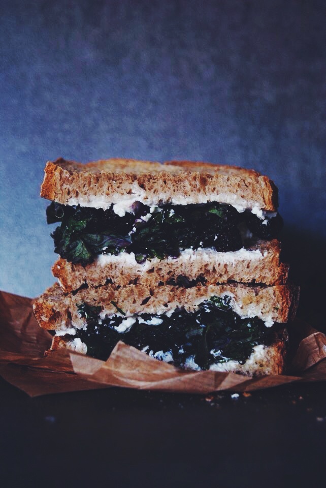 Sandwich au chèvre, kale et cerises séchées