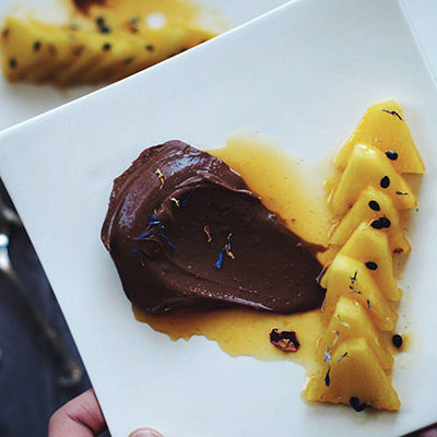 Crémeux au chocolat, ananas confit au caramel passion