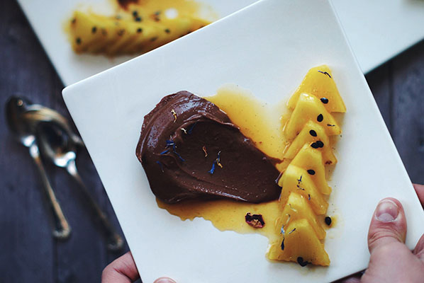 Crémeux au chocolat, ananas confit au caramel passion