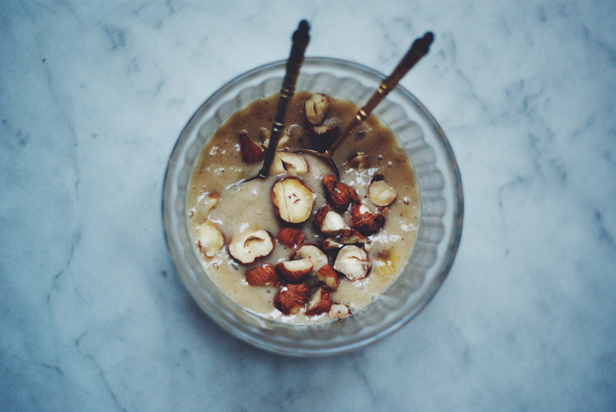 Glace à la banane minute & noisettes caramélisées