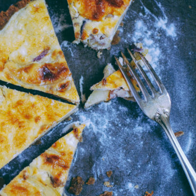 Tarte chèvre, pommes & oignons caramélisés {Pâte à l’huile d’olive & farine de seigle}