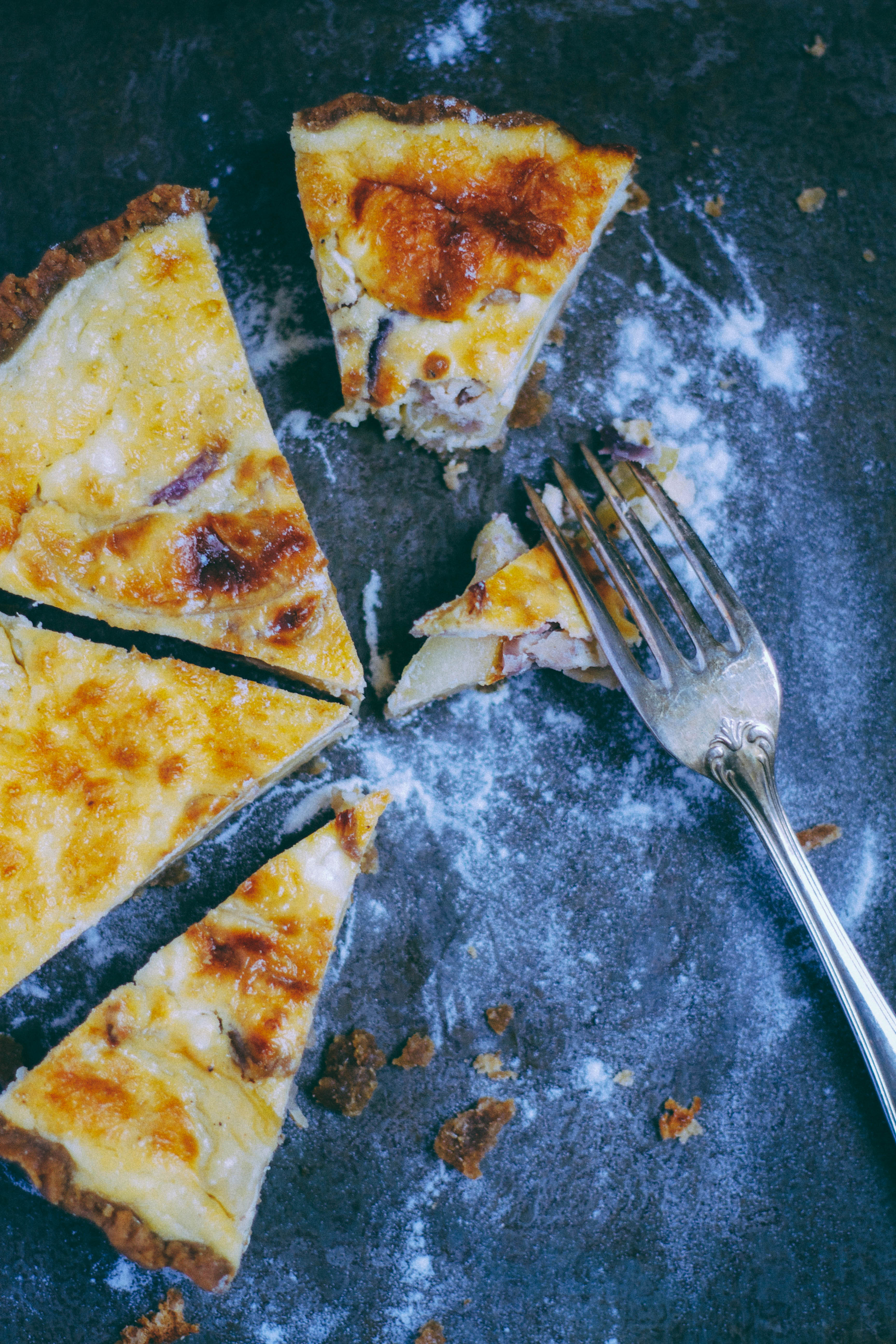 Tarte chèvre, pommes & oignons caramélisés {Pâte à l’huile d’olive & farine de seigle}