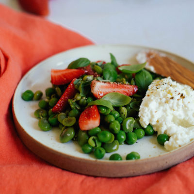 Salade de fèves, petits pois, fraises & cottage cheese