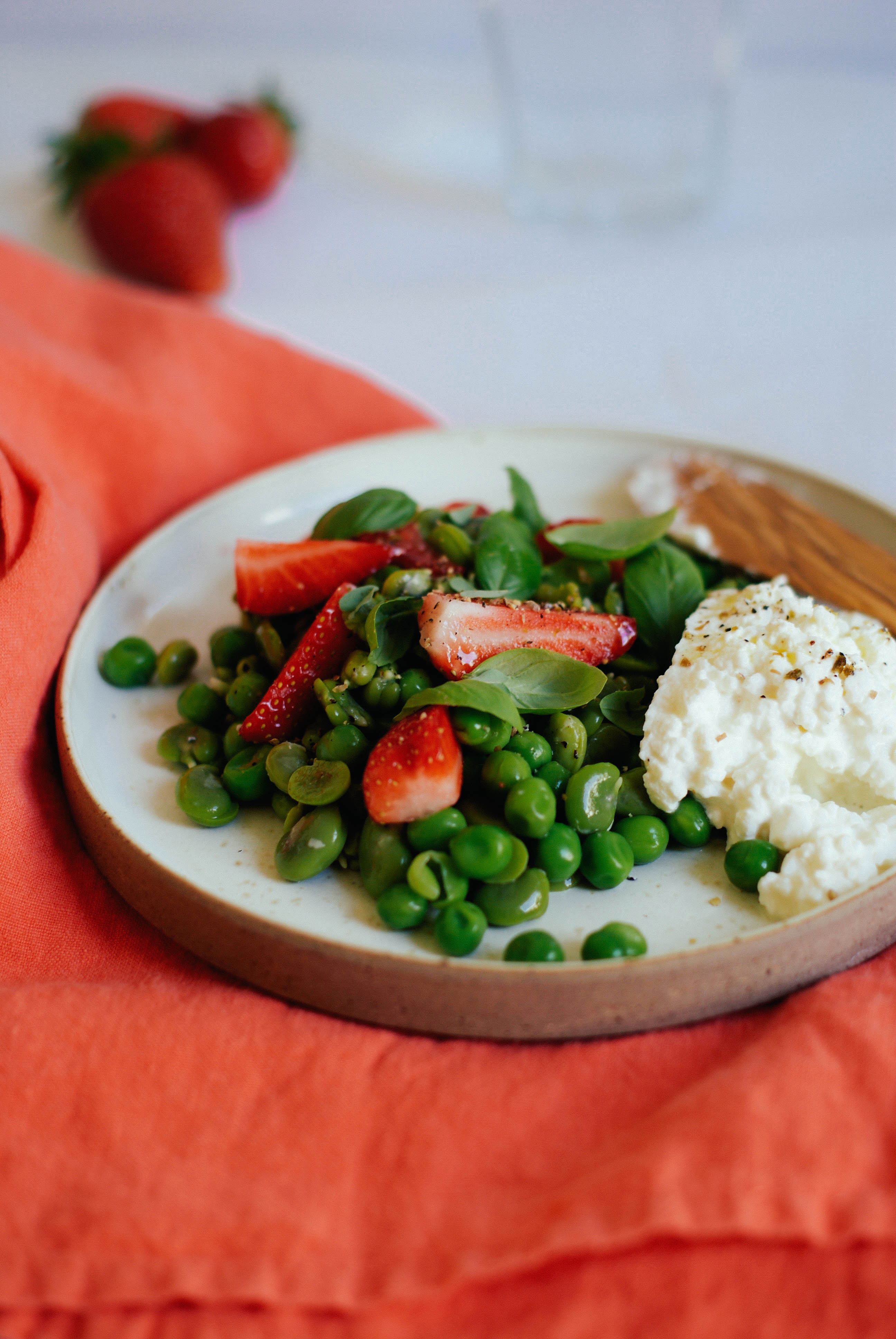 Salade de fèves, petits pois, fraises & cottage cheese