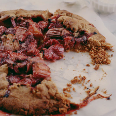 Tarte rustique à la rhubarbe et aux fraises