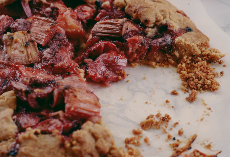 Tarte rustique à la rhubarbe et aux fraises