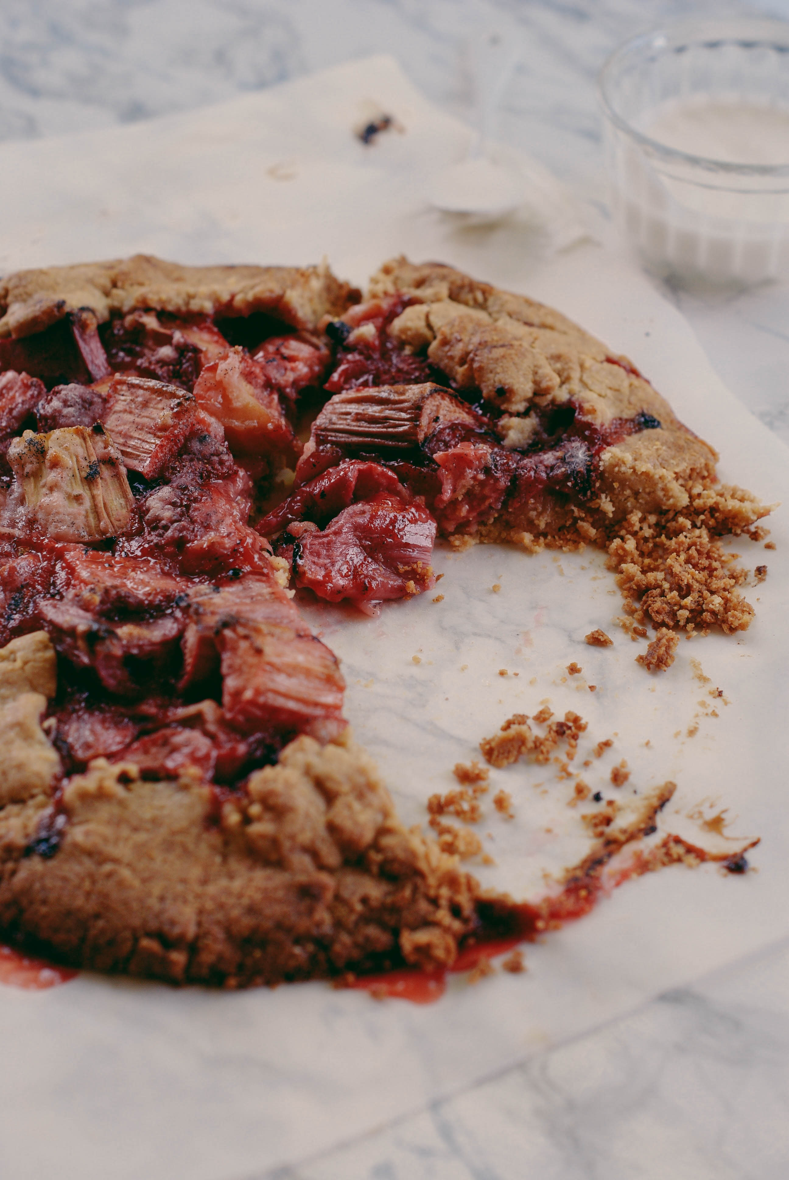 Tarte rustique à la rhubarbe et aux fraises