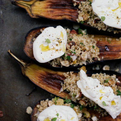 Aubergines grillées, salade de quinoa aux fruits secs & burrata