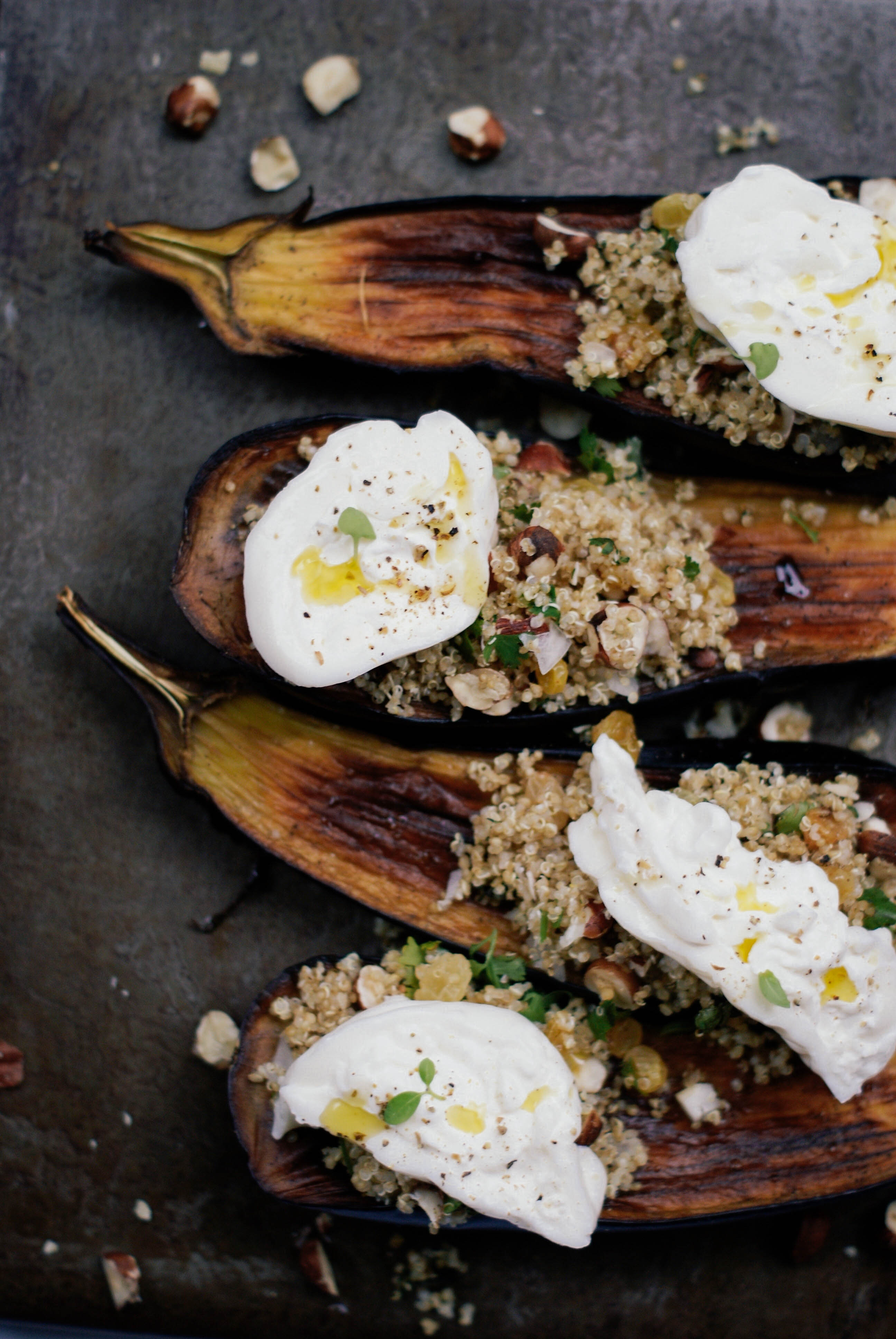 Aubergines grillées, salade de quinoa aux fruits secs & burrata