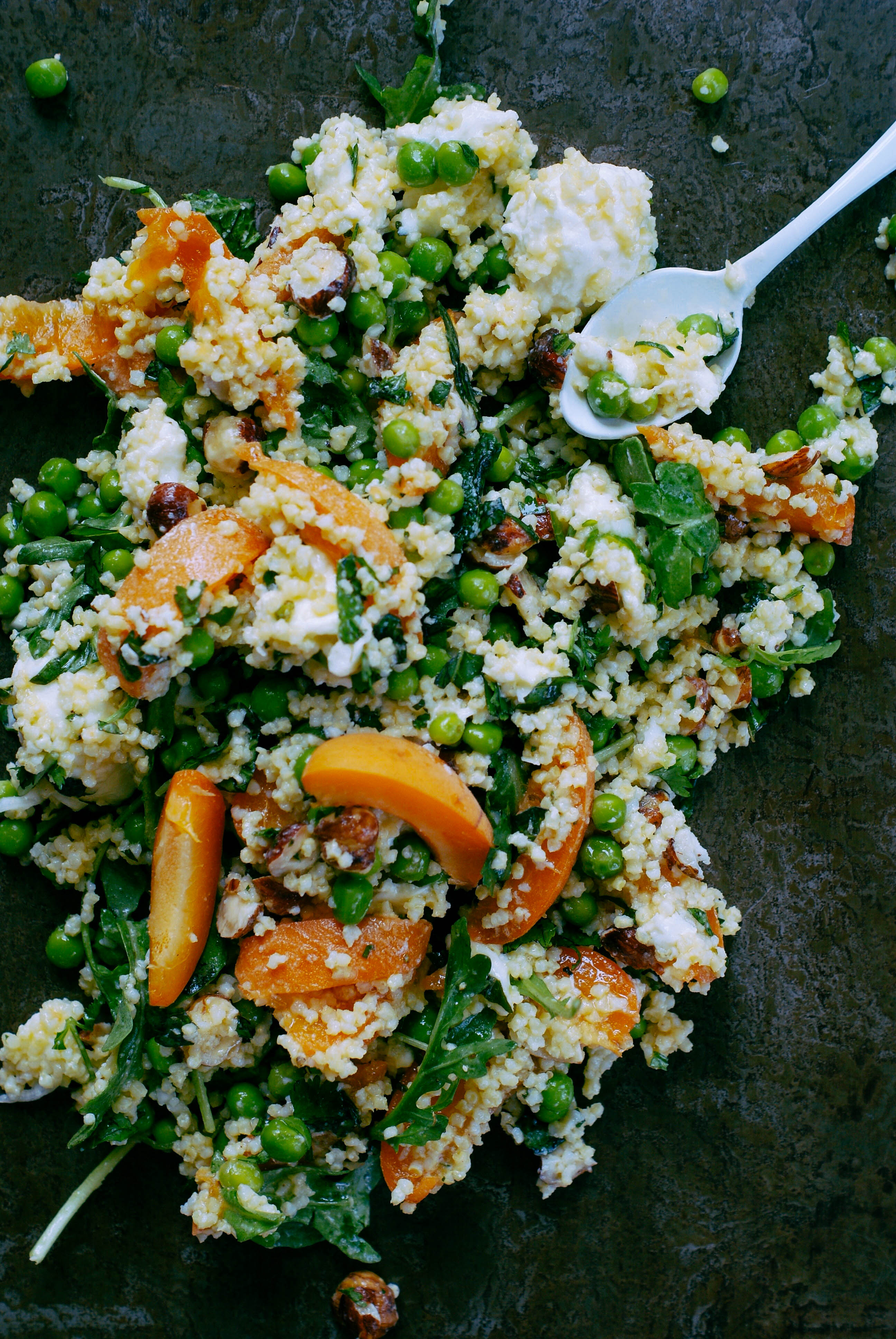 Salade de millet, petits pois, mozzarella & abricots