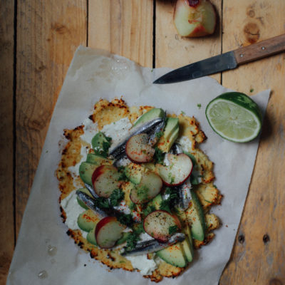 Pizza base chou-fleur / avocat, brebis, pêches & anchois