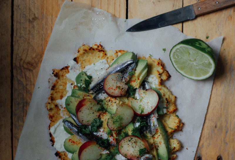 Pizza base chou-fleur / avocat, brebis, pêches & anchois