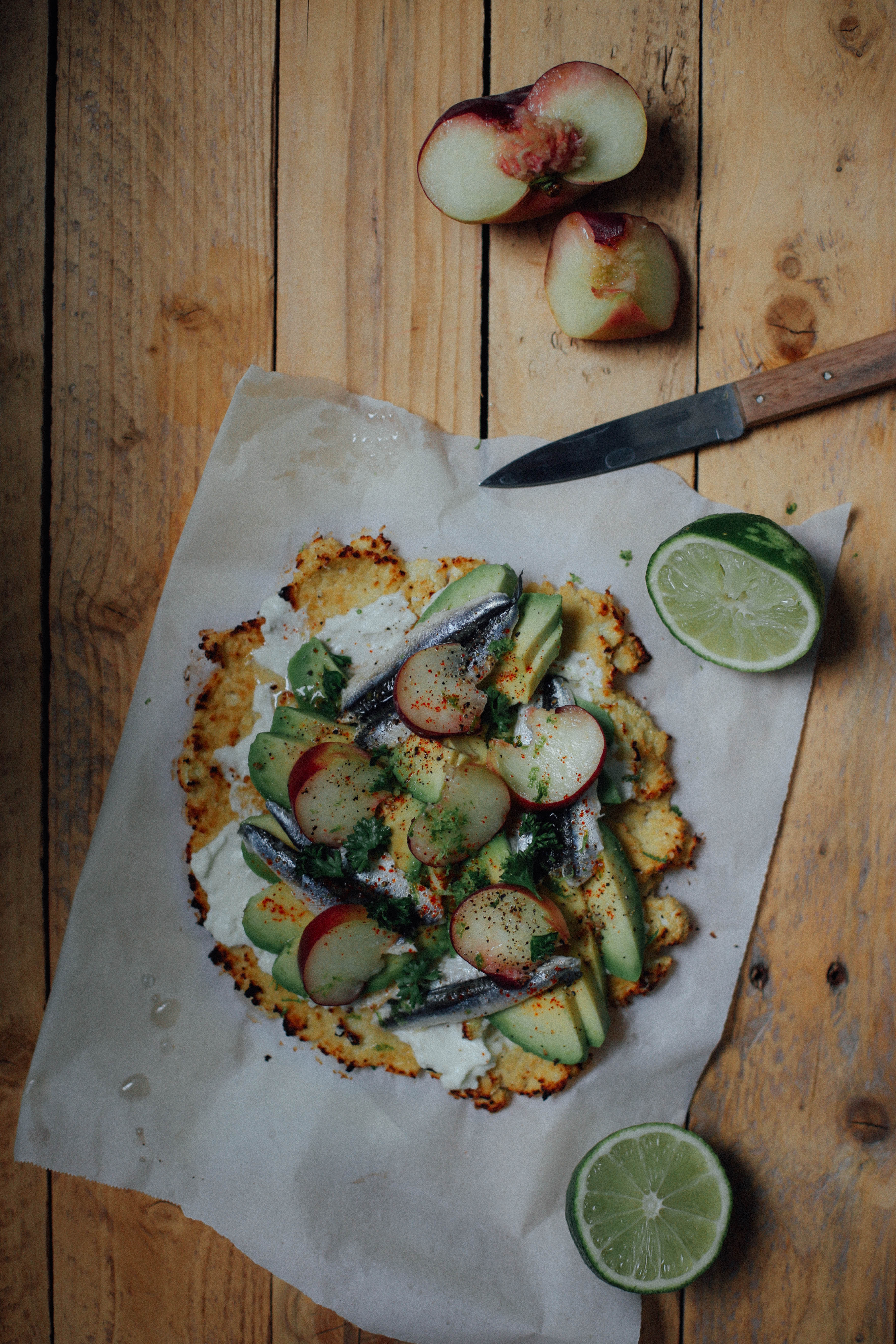 Pizza base chou-fleur / avocat, brebis, pêches & anchois