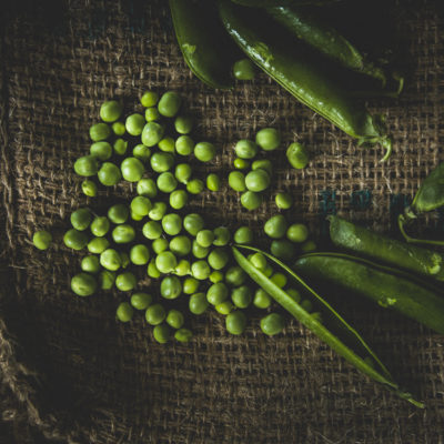 Curry de poulet au lait coco, petit pois et coco plat