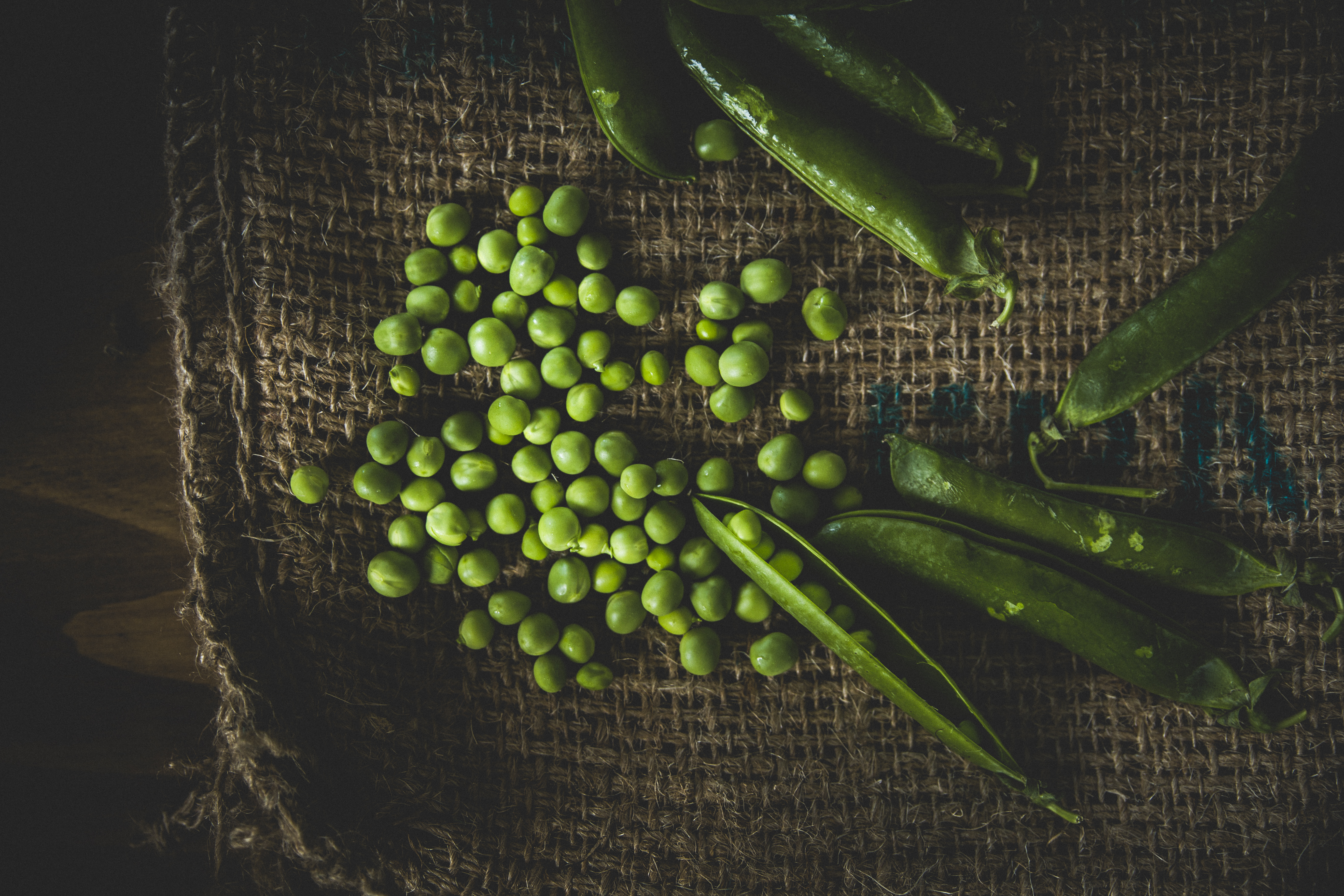 Curry de poulet au lait coco, petit pois et coco plat